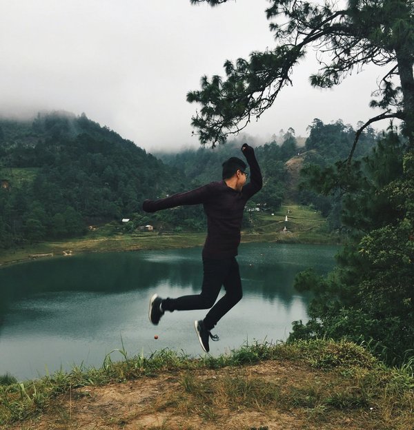 Quels chalets en Norvège offrent des cours de cristallographie et des randonnées sur glacier?